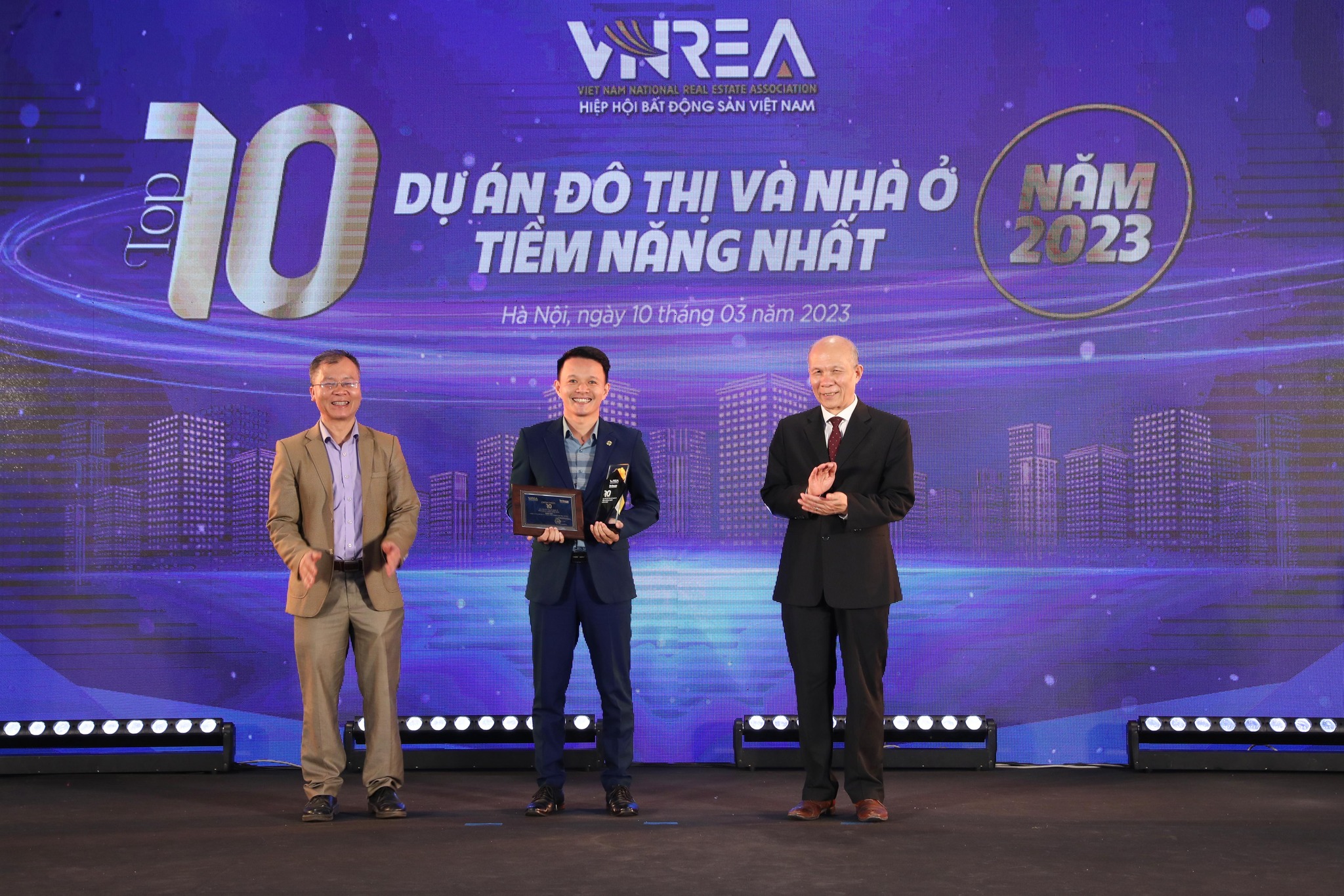 Đại diện Thang Long Real Group nhận giải thưởng Top 10 Nhà phát triển Bất động sản tiềm năng nhất 2023